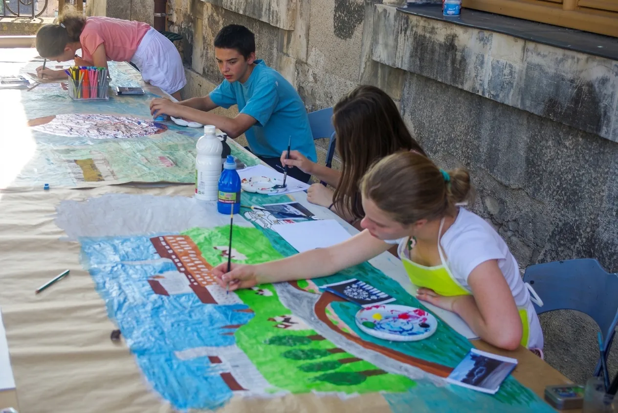 Enfants concentrés pendant un atelier créatif — Freely Cook